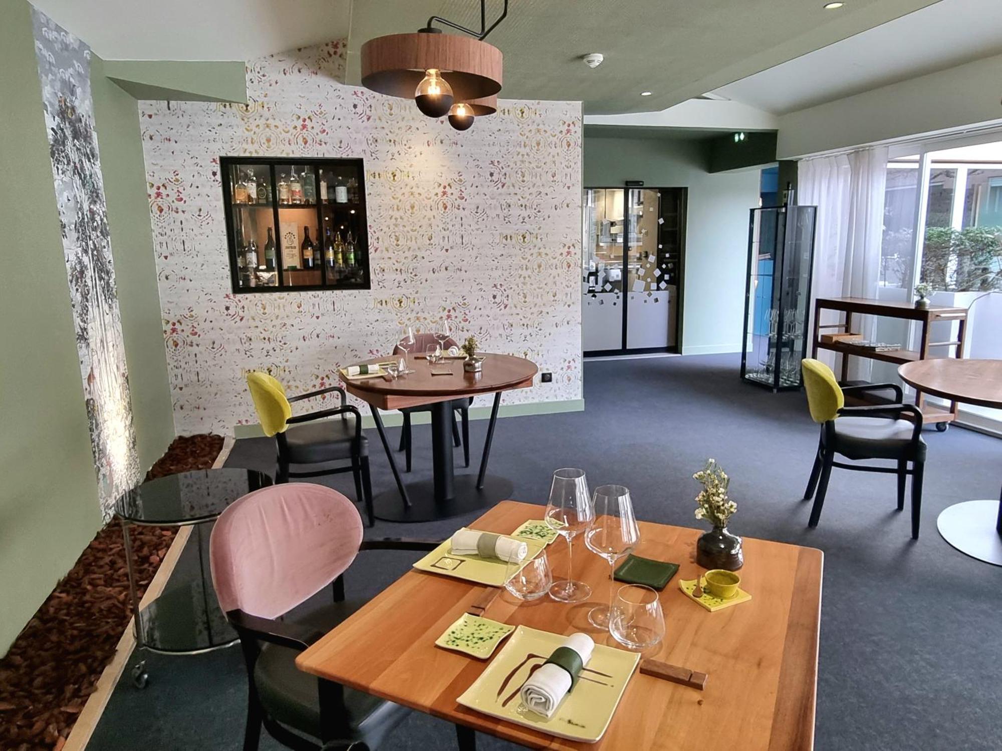 Le Carre D'Alethius Logis Hotel Restaurant Charmes-sur-Rhone Exterior photo